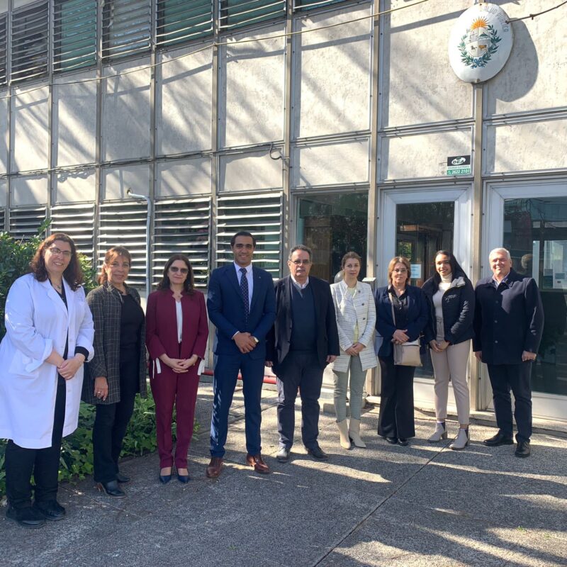 Fotografía grupal de autoridades, delante de la fachada del Laboratorio Calmette.