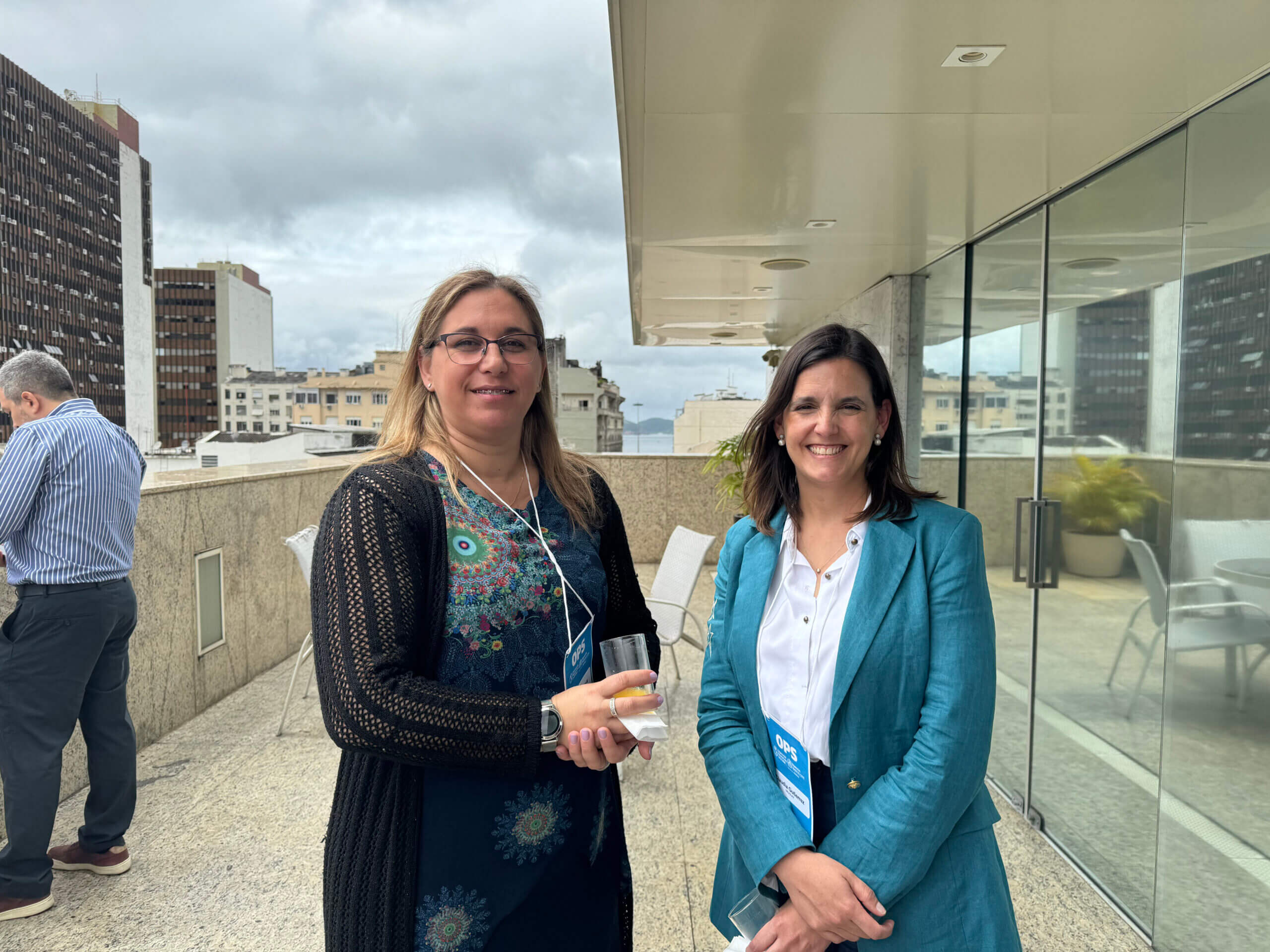 De izquierda a derecha la Dra. Gabriela Amaya y Dra. Claudia Gutierrez, representantes de nuestra institución.