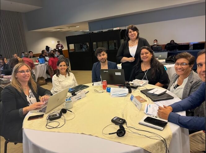 Foto grupal de participantes que integran la misma mesa, representando a Uruguay, Bolivia y Venezuela, en el evento "Innovación para avanzar hacia la eliminación de la tuberculosis en las Américas tratamiento".