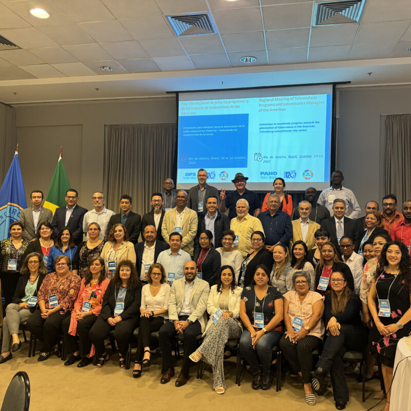 Foto grupal de todos los participantes del evento en el escenario del mismo, en el evento "Innovación para avanzar hacia la eliminación de la tuberculosis en las Américas tratamiento".