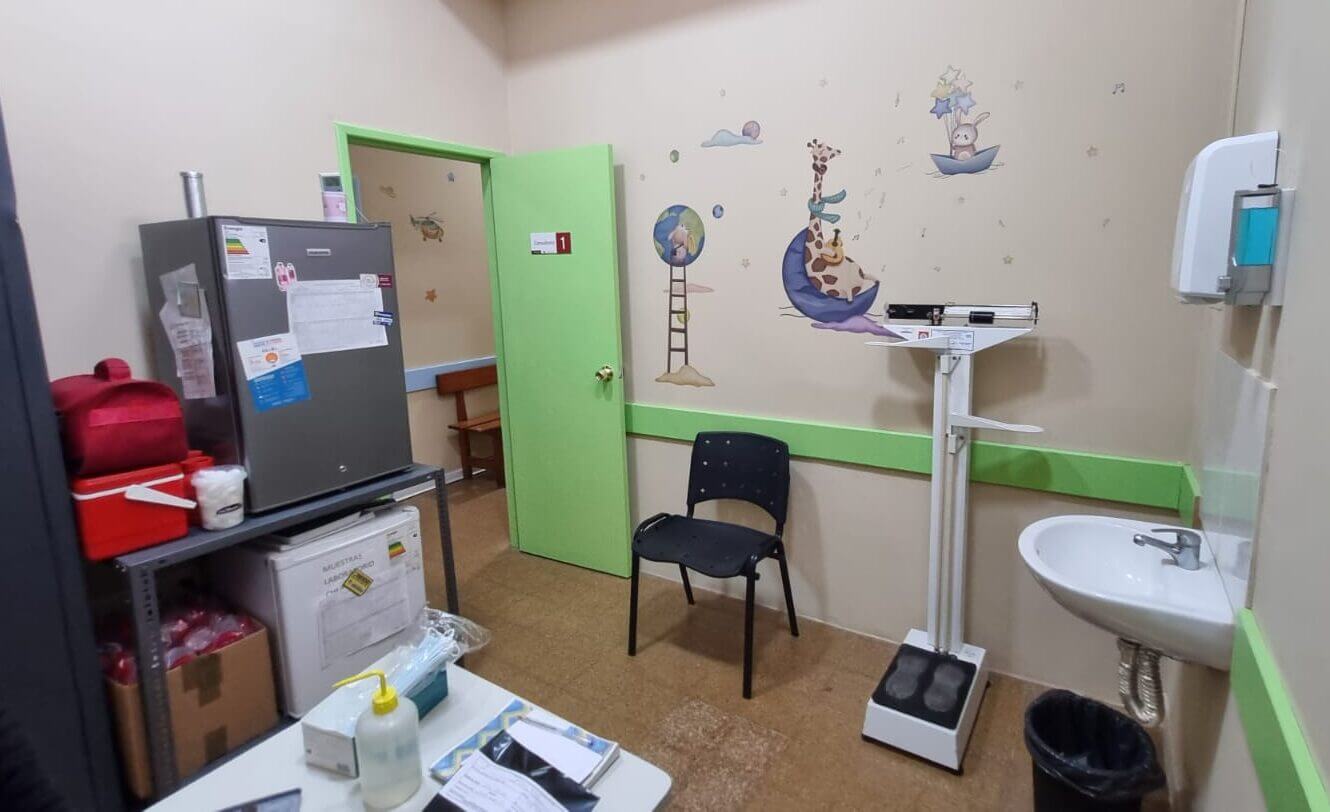 Consultorio 1, con equipo médico en Centro Periférico Pereira Rossell