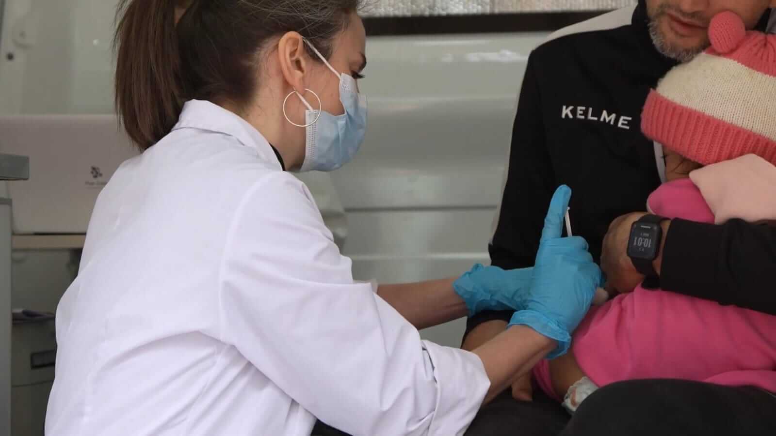 Vacunadora Nadia Sosa, vacunan una niña en el móvil vacunatorio de la CHLAEP.
