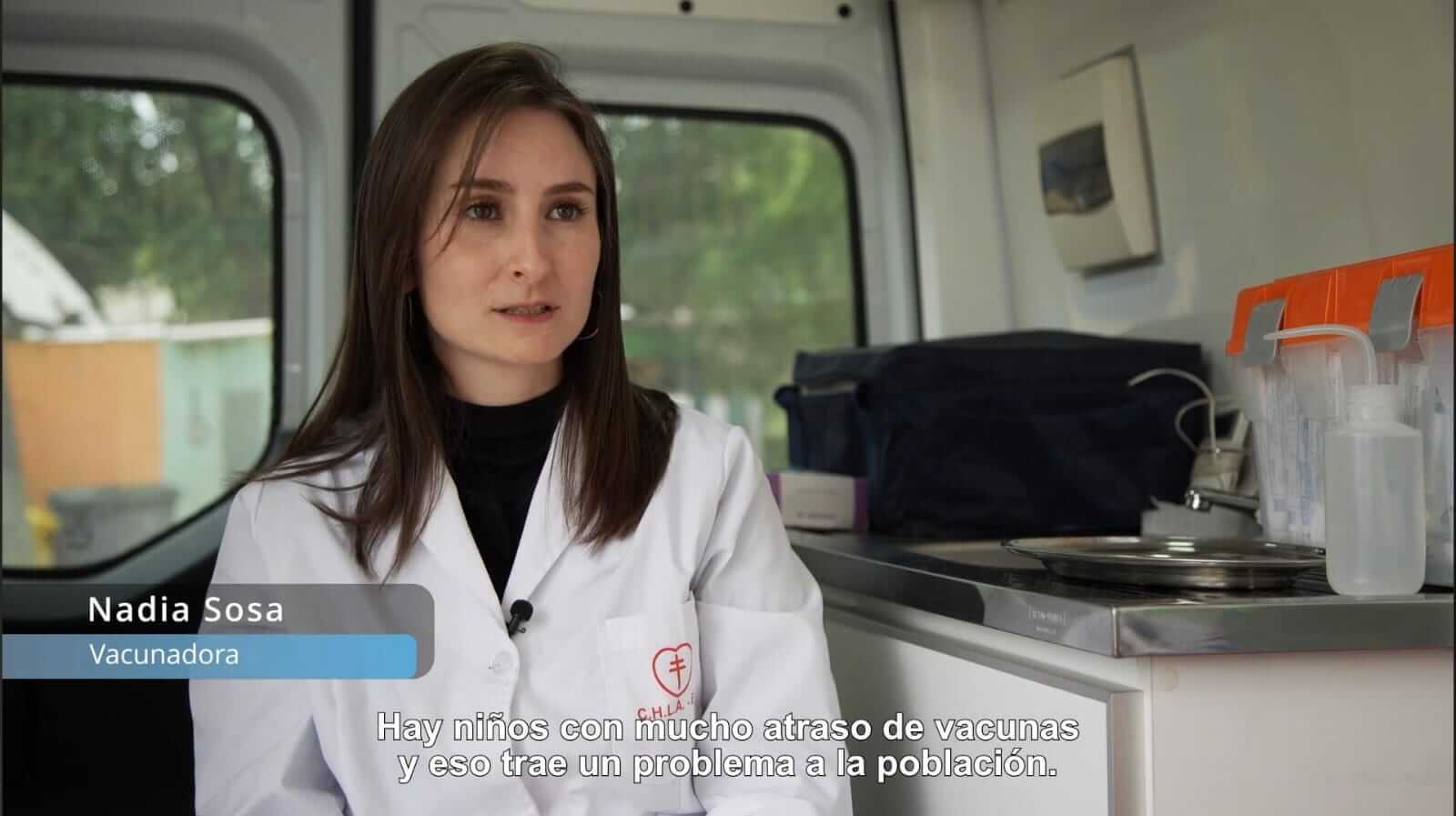 Vacunadora Nadia Sosa, siendo entrevistada en el móvil vacunatorio de la CHLAEP.