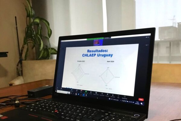 Fotografía a computadora, donde se muestra los resultados del proyecto por parte de la CHLA-EP